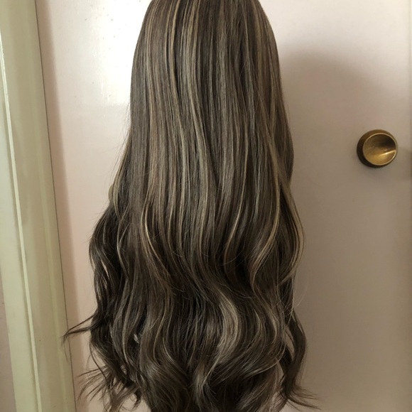 Long Beautiful Wig - Picture 5 of 7